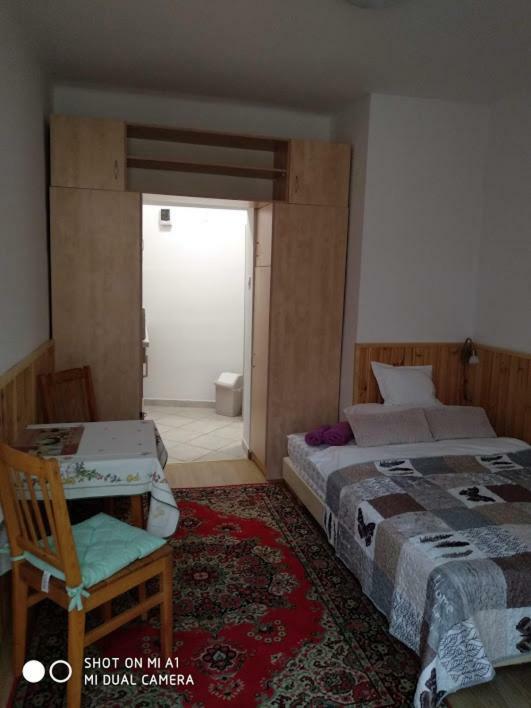 Oazis Apartman Eger Buitenkant foto